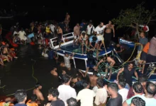 غرق أكثر من 20 شخصا بعد انقلاب قارب سياحي جنوبي الهند لقي 20 شخصا على الأقل مصرعهم بعد انقلاب قارب سياحي في ولاية كيرالا بجنوب الهند مساء الأحد، حسبما ذكرت السلطات المحلية اليوم الاثنين. وقالت شرطة منطقة مالابورام، إن القارب الذي كان على متنه أكثر من 30 راكبا، انقلب قبالة بلدة تانور الساحلية في منطقة مالابورام بولاية كيرالا في حوالي الساعة 7 مساء بالتوقيت المحلي يوم الأحد. وذكرت وسائل إعلام هندية، أن القارب السياحي كان مثقلًا بشكل كبير وعلى متنه ما بين 30 إلى 40 شخصًا بينهم أطفال. مؤكدة غرق ما لا يقل عن 21 شخصا نتيجة الحادث. وأفادت تقارير إعلامية هندية أخرى، أن من بين القتلى ثلاث نساء وأربعة أطفال. وقال وزير الرياضة ومصايد الأسماك في كيرالا، (في. عبد الرحمن)، الذي كان يساعد في تنسيق جهود الإنقاذ، للصحفيين، إنه من المرشح ارتفاع عدد القتلى. وأفادت الشرطة بنقل نحو 10 ركاب إلى المستشفى. في حين أعرب رئيس الوزراء الهندي ناريندرا مودي عبر وسائل التواصل الاجتماعي عن صدمته العميقة من المأساة، وأعلن أن تعويضات ستدفع لأسر الضحايا.