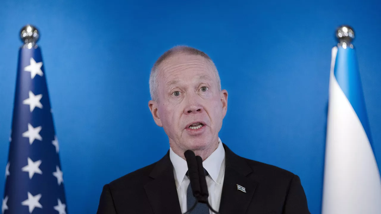 وزير الدفاع الإسرائيلي يأمر الجنود بشن عمليات استباقية ويقول إن كل الخيارات مطروحة