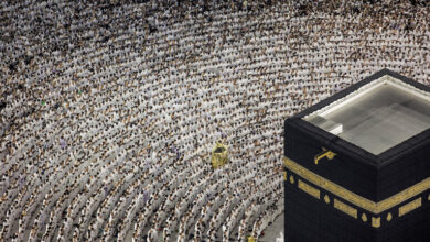 الأزهر يعلق على أمر غريب يحدث أمام الكعبة