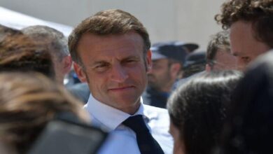 انتقادات واسعة لماكرون على خلفية جداله مع أشخاص حول وجود فرص عمل في فرنسا واجه الرئيس الفرنسي إيمانويل ماكرون، اتهامات