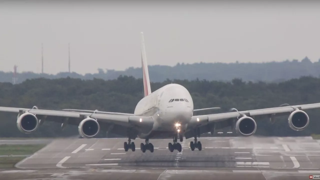 هلع وذعر في طائرة بعد محاولة ملاكم فتح بابها