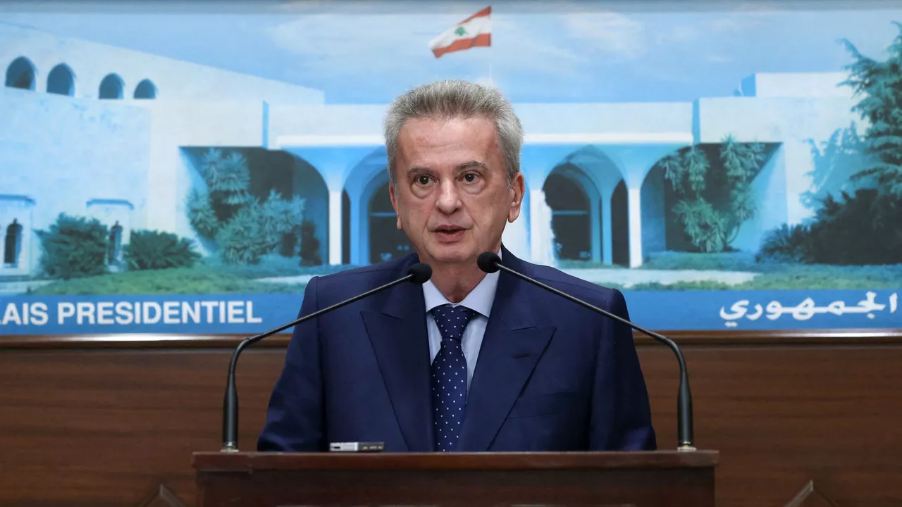 نائب رئيس الوزراء اللبناني: تهديد نواب حاكم المصرف بالاستقالة الجماعية خطير في هذا الوقت العصيب