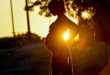 تصرف جنوني يشعل الغضب... كيف تعامل شرطي أمريكي مع امرأة حامل رغم صراخها