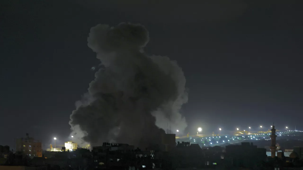 غارات إسرائيلية تستهدف مواقع المقاومة الفلسطينية في قطاع غزة