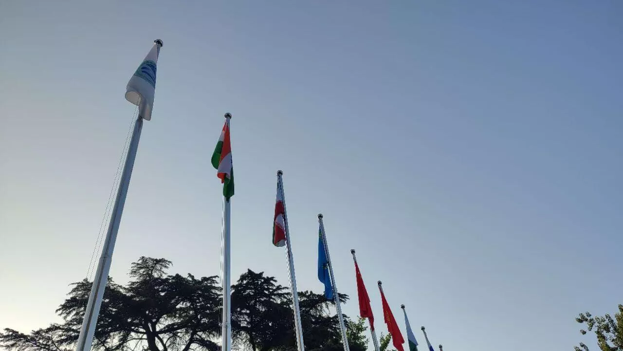 رفع العلم الإيراني أمام بناء الأمانة العامة لمنظمة شنغهاي للتعاون