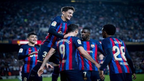 نجم برشلونة يلجأ لحيلة "فينيسيوس" لتجنب الرحيل