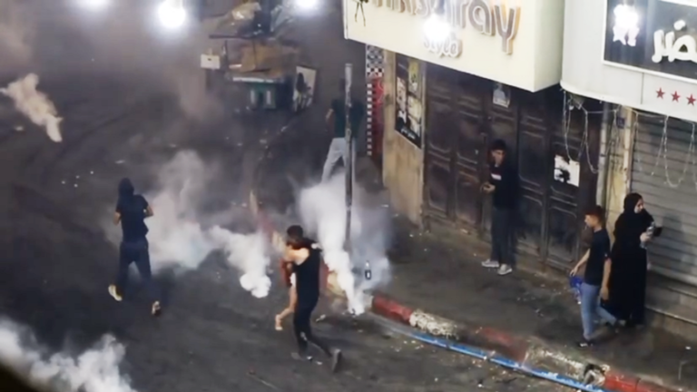 الجيش الإسرائيلي يهاجم الأسر أثناء خروجها من مخيم جنين