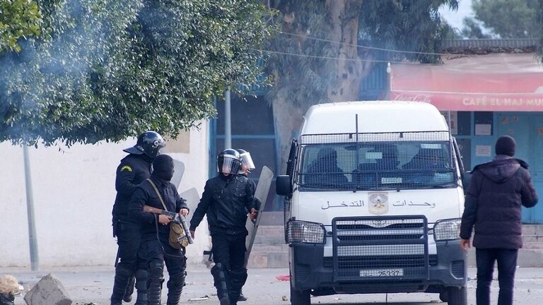 تونس.. احتقان وغلق للطرقات إثر وفاة شاب خلال مناوشات مع الأمن في سبيطلة (صور + فيديو)