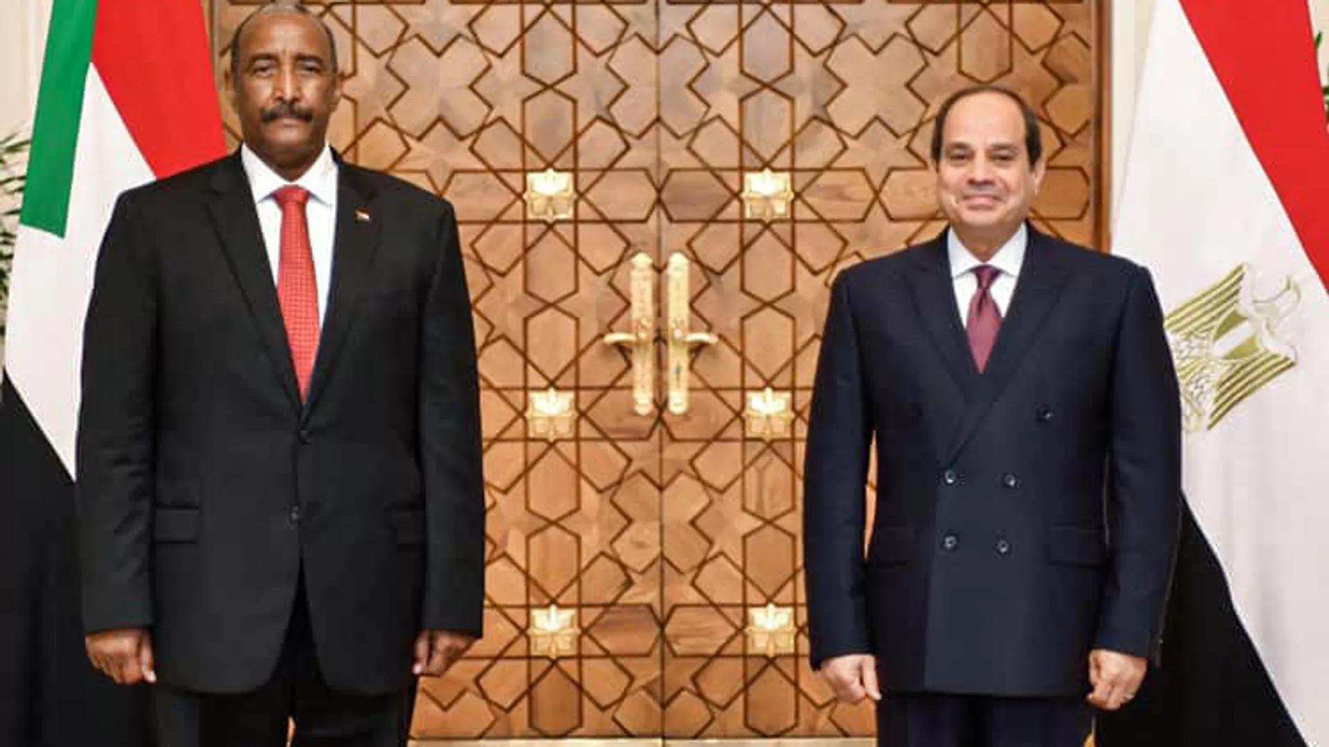 السيسي يستقبل البرهان في مطار العلمين