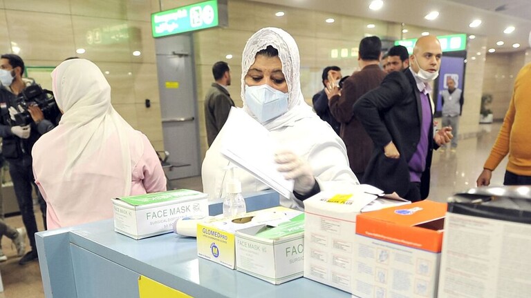 قالت وزارة الصحة المصرية إن جميع المتحورات المنتشرة حاليا من فيروس كورونا تنتمي إلى المتحور "أوميكرون"، ولا تتسبب في حدوث حالات مرضية شديدة.