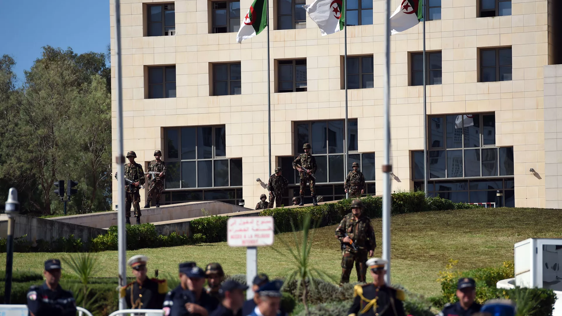 الجزائر تفتح تحقيقا حول تبديد 360 مليون دينار في الفساد مع شركات أجنبية