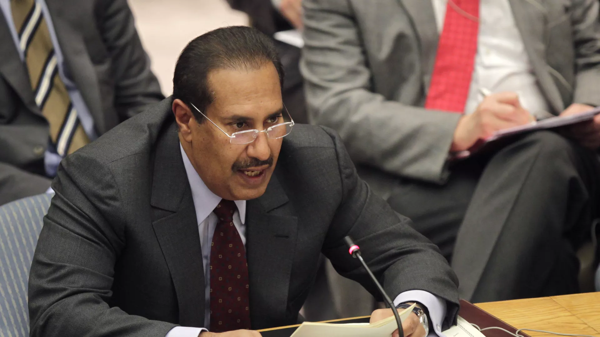 رئيس وزراء قطر الأسبق يعلق على إعلان محمد بن سلمان عن "الممر الجديد"