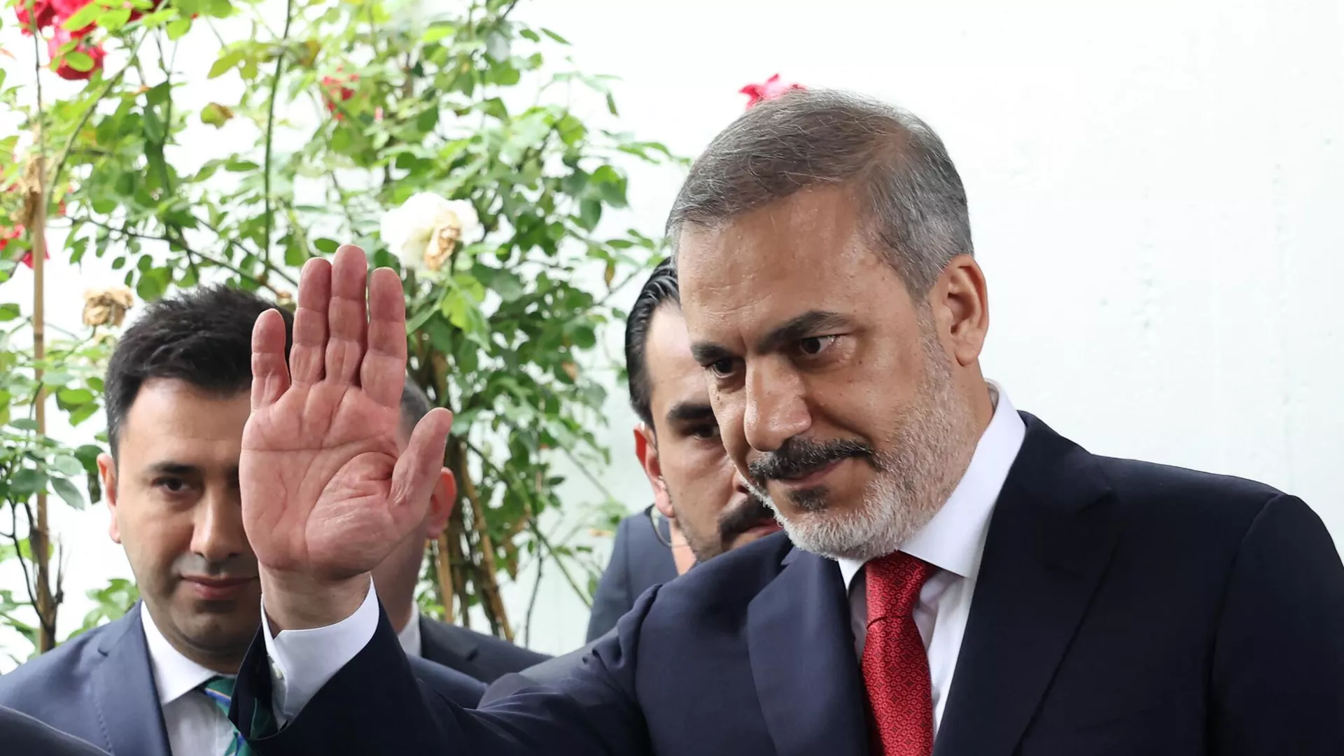 وزير الخارجية التركي يصل إلى إيران في أول زيارة له