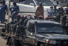 السودان.. تواصل الاشتباكات وتبادل الاتهامات بين طرفي الصراع وسط تفاقم الوضع الإنساني