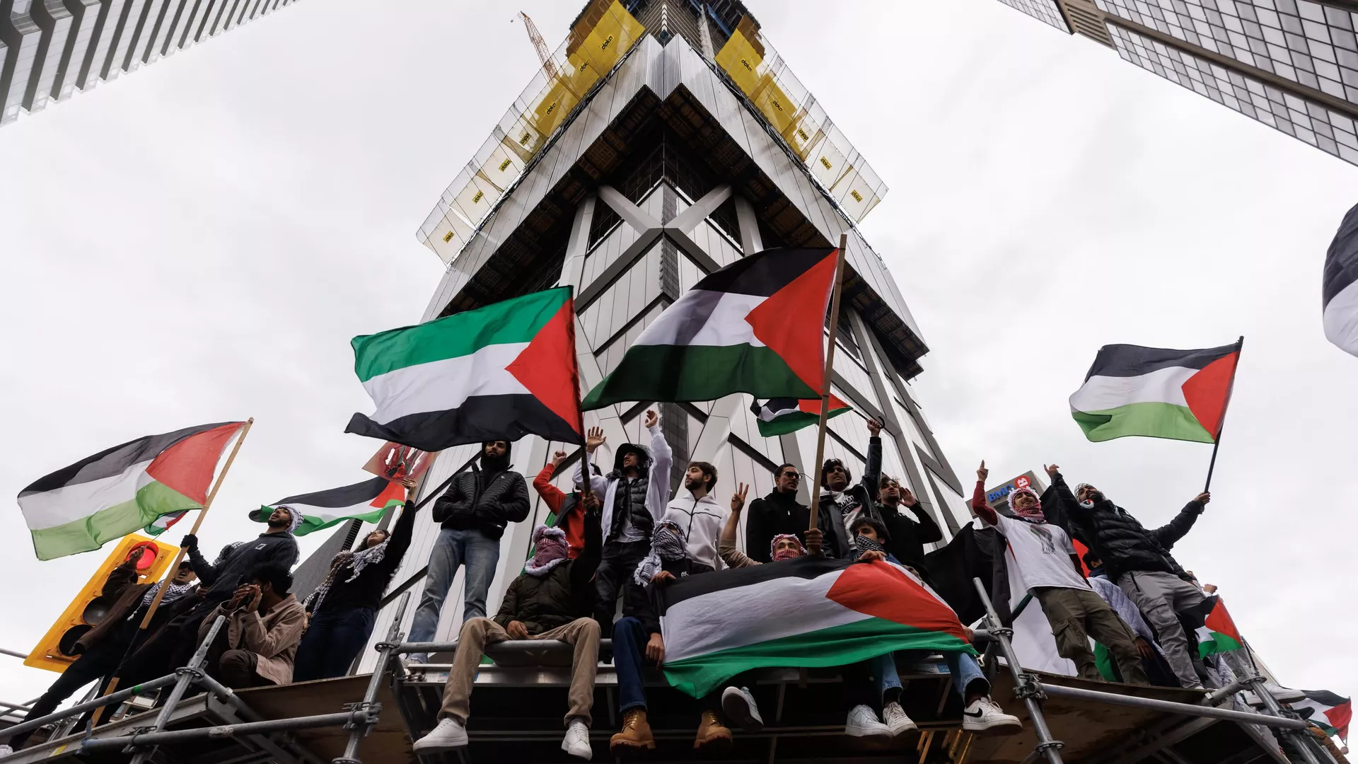 إعلام: سائق سيارة يصدم مسيرة مؤيدة للفلسطينيين في الولايات المتحدة ولا معلومات عن الضحايا