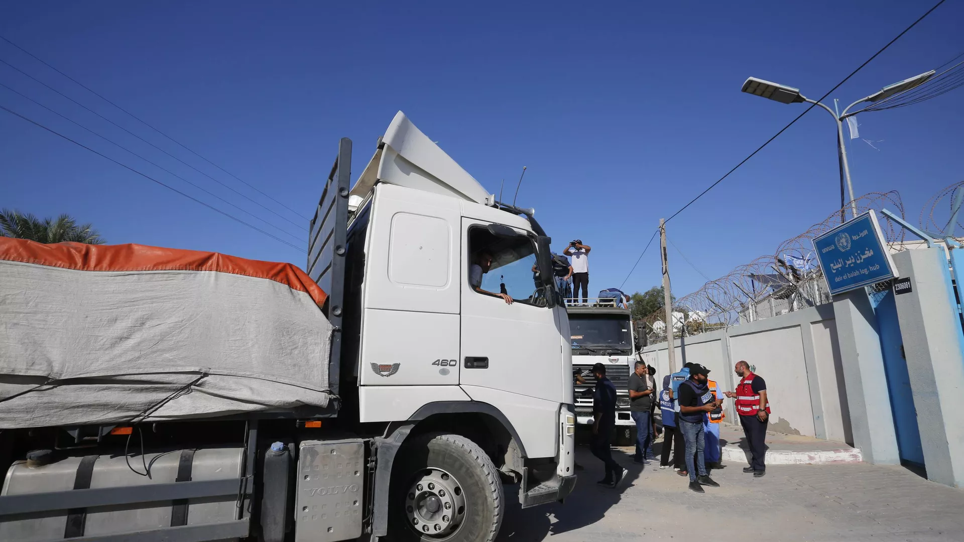 قطر ترسل 87 طنا من المساعدات الإنسانية إلى غزة