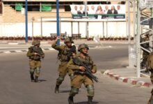 إذاعة الجيش الإسرائيلي: مقاتلون فلسطينيون يحتجزون عشرات الرهائن الإسرائيليين في كيبوتس باري