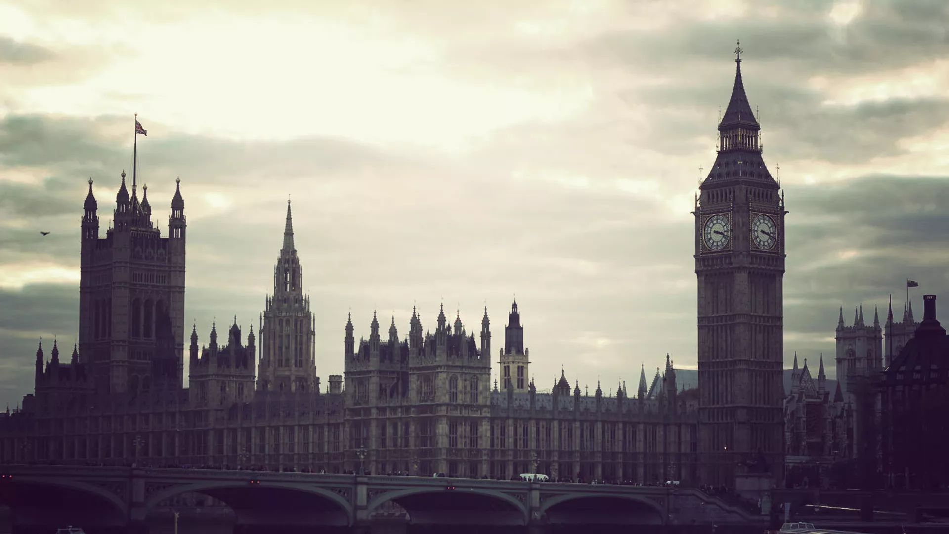 البرلمان البريطاني يرفض وقف إطلاق النار في غزة وسط احتجاجات تعم الشارع