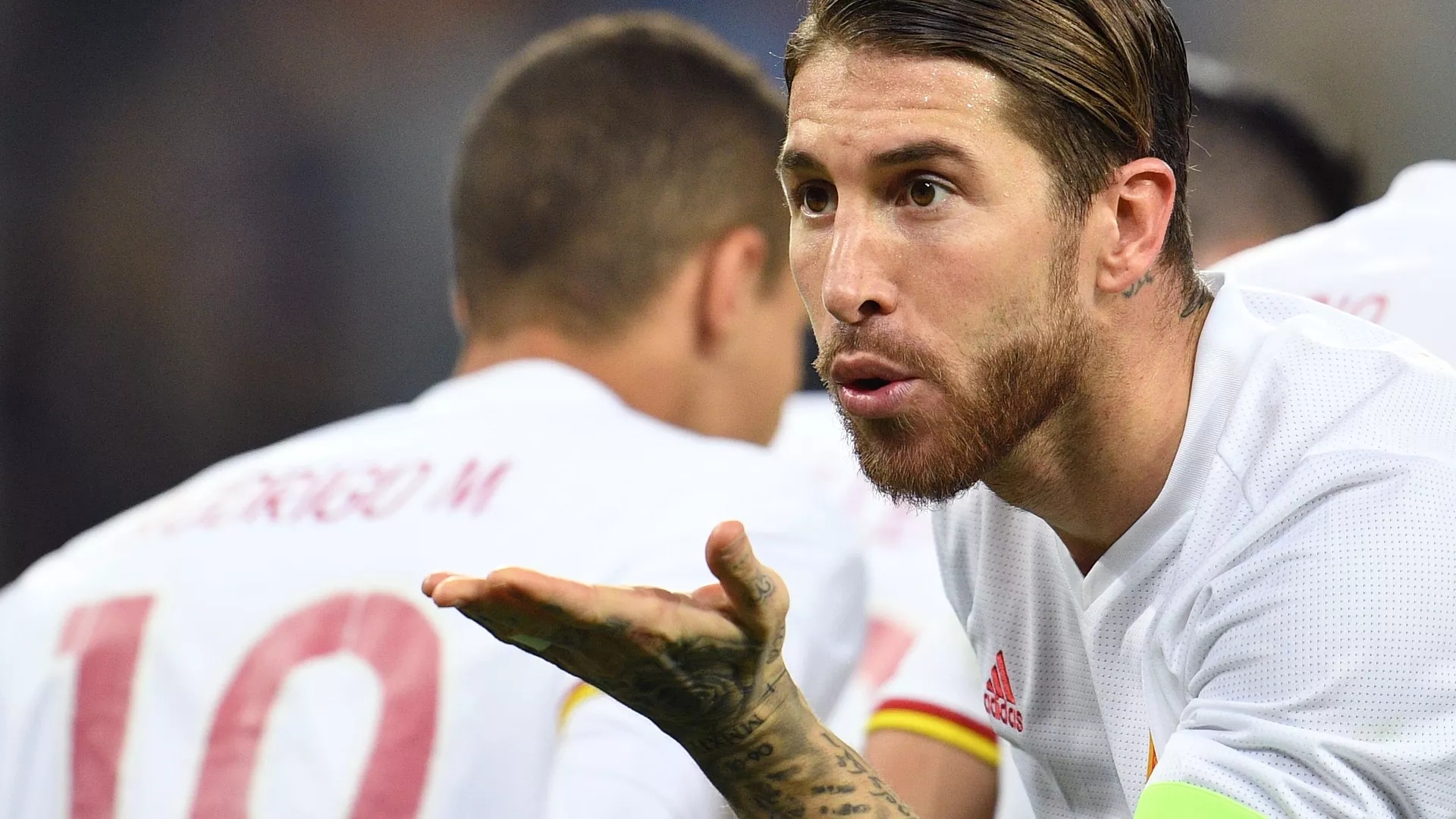 تصرف صادم لراموس مع قميص "ريال مدريد"... فيديو