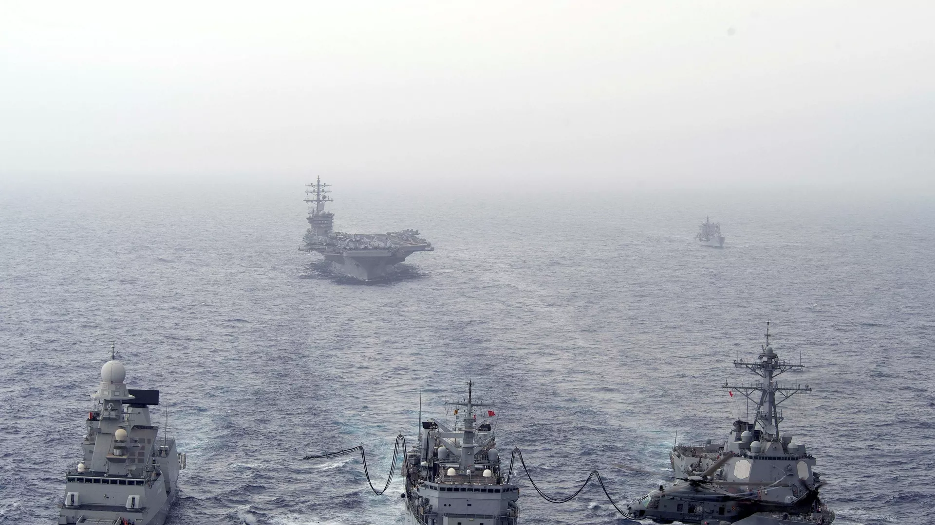 الحرس الثوري الإيراني يوجه تحذيرا عبر طائراته المسيرة إلى حاملة الطائرات الأمريكية في الخليج