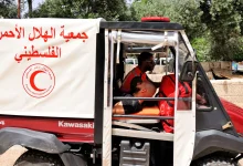 أعلنت جمعية الهلال الأحمر الفلسطيني، اليوم الاثنين، أن آليات ودبابات الجيش الإسرائيلي تتمركز أمام مستشفى القدس بقطاع غزة، مشيرة إلى استمرار