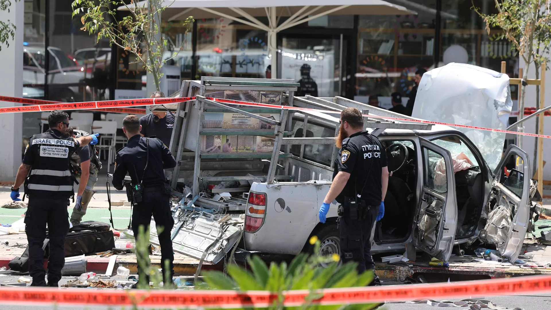 إصابة إسرائيليين اثنين بجروح بعد سقوط صاروخ بشكل مباشر على تل أبيب