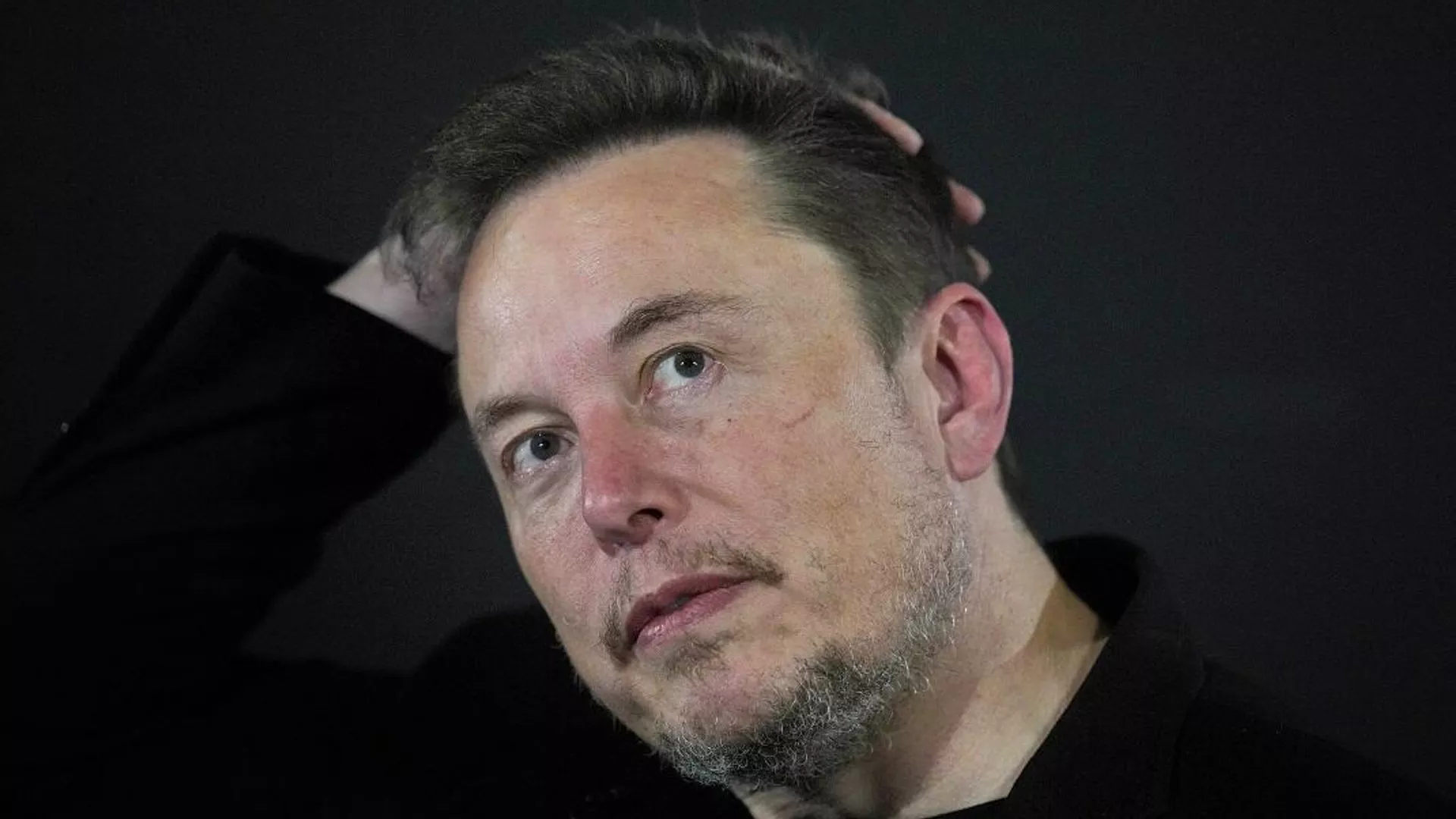 إيلون ماسك يحذر من اندلاع "حرب أهلية" في أوروبا