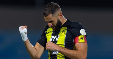 تفاصيل إقالة مدرب اتحاد جدة بسبب الخلاف مع بنزيما في غرفة الملابس