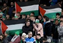 أكفان ملطخة بالدماء وأعلام وكوفيات.. ملاعب أوروبا تنتفض لدعم الفلسطينيين