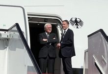 بعد وصوله إلى قطر.. الرئيس الألماني ينتظر نصف ساعة على سلم الطائرة (فيديو)