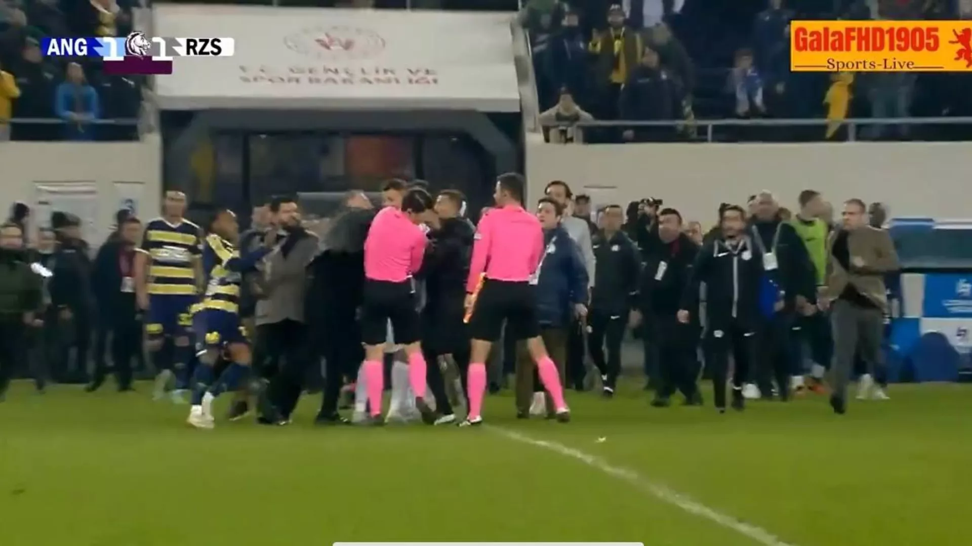 لكمة مفاجئة لحكم تركي تتسبب بتعليق أنشطة الدوري المحلي... فيديو