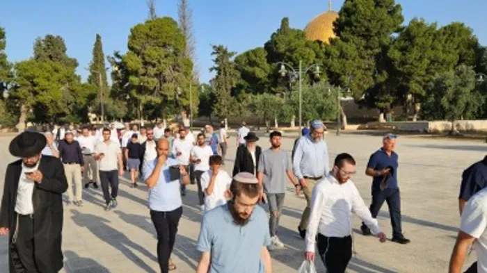 عشرات المستوطنين يقتحمون المسجد الأقصى