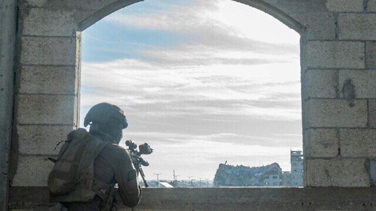 الجيش الإسرائيلي يحقق في حيثيات فيديو مجندة وقفت أمام دبابة أثناء إطلاق النيران