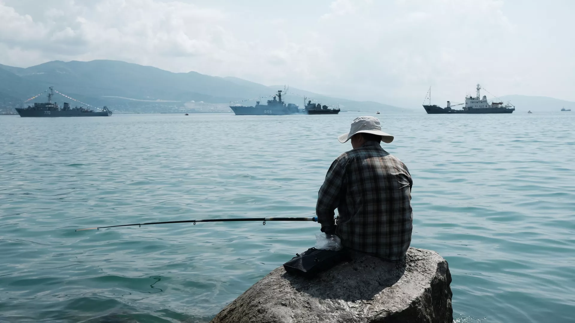 صياد ينجو بمعجزة باستخدام "انعكاس ساعته" بعد غرقه وضياعه في المحيط... فيديو