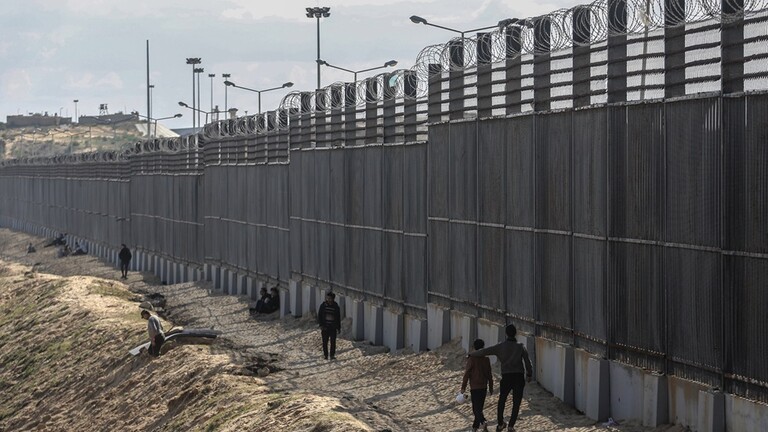 أشار تقرير نشرته "فاينانشال تايمز" إلى هدم إسرائيل لـ 1100 مبنى من المباني القريبة من الحدود داخل قطاع غزة، وسط تحذيرات أمريكية بعدم تقليص الأراضي الفلسطينية.