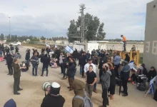 متظاهرون إسرائيليون أغلقوا معبر كرم أبو سالم 4 أيام ومنعوا دخول المساعدات الإنسانية إلى قطاع غزة (مواقع التواصل)