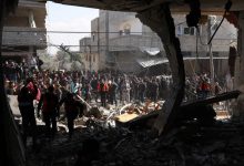 فلسطينيون في موقع استهدفته غارة إسرائيلية في رفح جنوب قطاع غزة السبت (رويترز)
