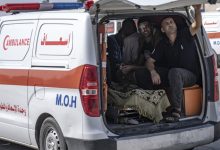 سيارة إسعاف تقل المصابين عبر معبر رفح إلى مصر