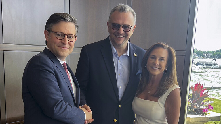 مسعد بولس في المنتصف، وعلى اليسار رئيس مجلس النواب الأمريكي مايك جونسون، وعلى اليمن النائبة ليزا ماكلين.