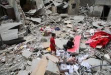 طفلان فلسطينيان يتفقدان موقع غارة إسرائيلية على منزل في رفح جنوب قطاع غزة يوم 27 أبريل نيسان 2024. تصوير: حاتم خالد - رويترز