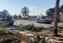 آليات عسكرية إسرائيلية في الجانب الفلسطيني من معبر رفح - رويترز.