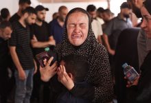 فلسطينية تنعى أحد أفراد أسرتها الذي قُتل في القصف الإسرائيلي في مستشفى المعمداني في مدينة غزة (أ.ب)