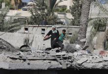 فلسطينيون يتفقدون الدمار في دير البلح وسط قطاع غزة - 7 أغسطس2024. / Globallookpress