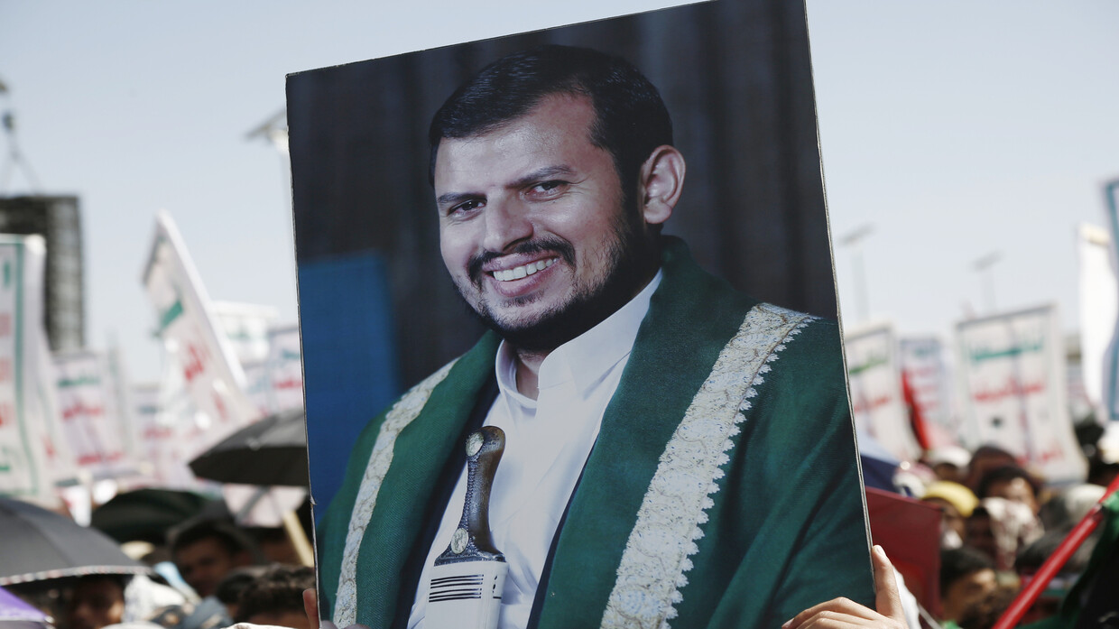 رفع صورة زعيم حركة "أنصار الله" اليمنية عبد الملك الحوثي في صنعاء / Gettyimages.ru