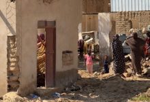 نساء وأطفال داخل منزل دمر جزئيا بسبب الأمطار الغزيرة بولاية نهر النيل - السودان 10 أغسطس 2024 / Globallookpress