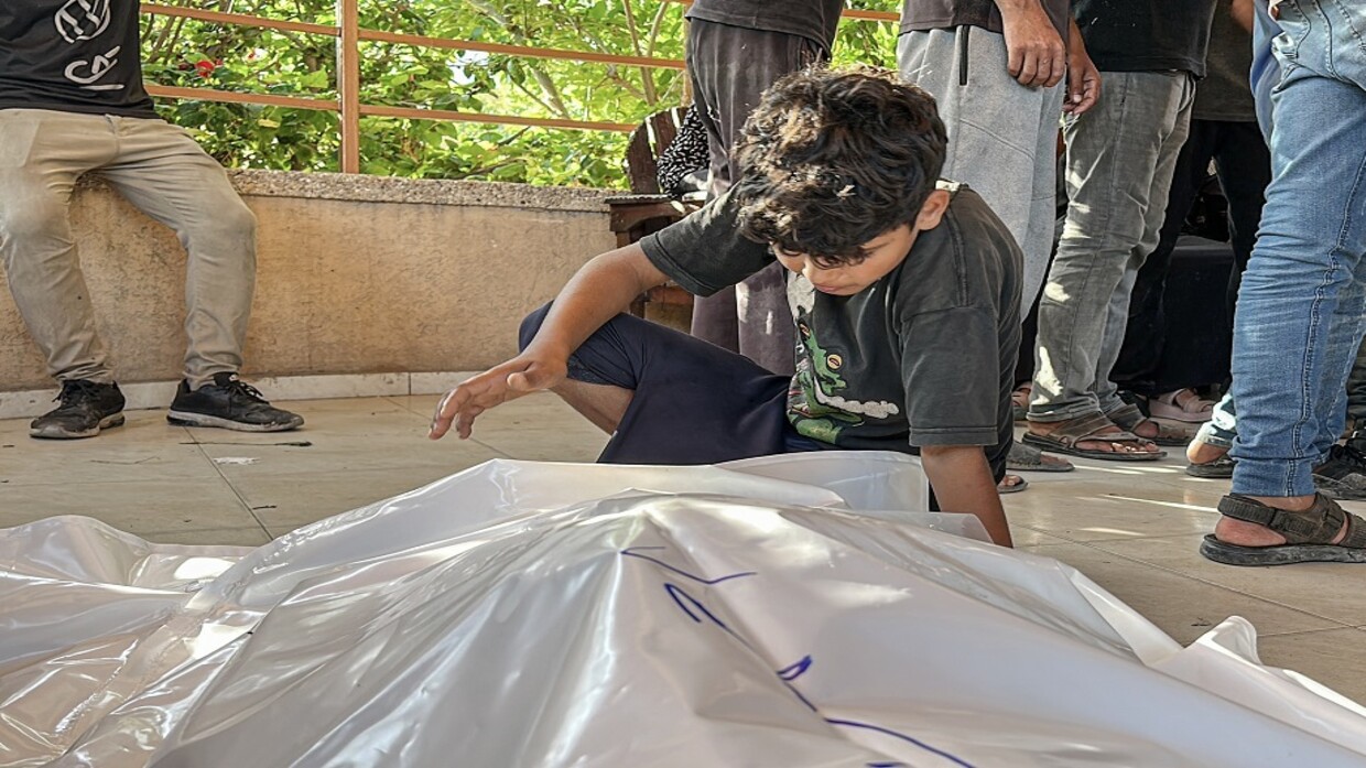 عائلات الشهداء الفلسطينيين في الهجمات الإسرائيلية في مستشفى ناصر لدفن جثامينهم في خان يونس - قطاع غزة. / Globallookpress