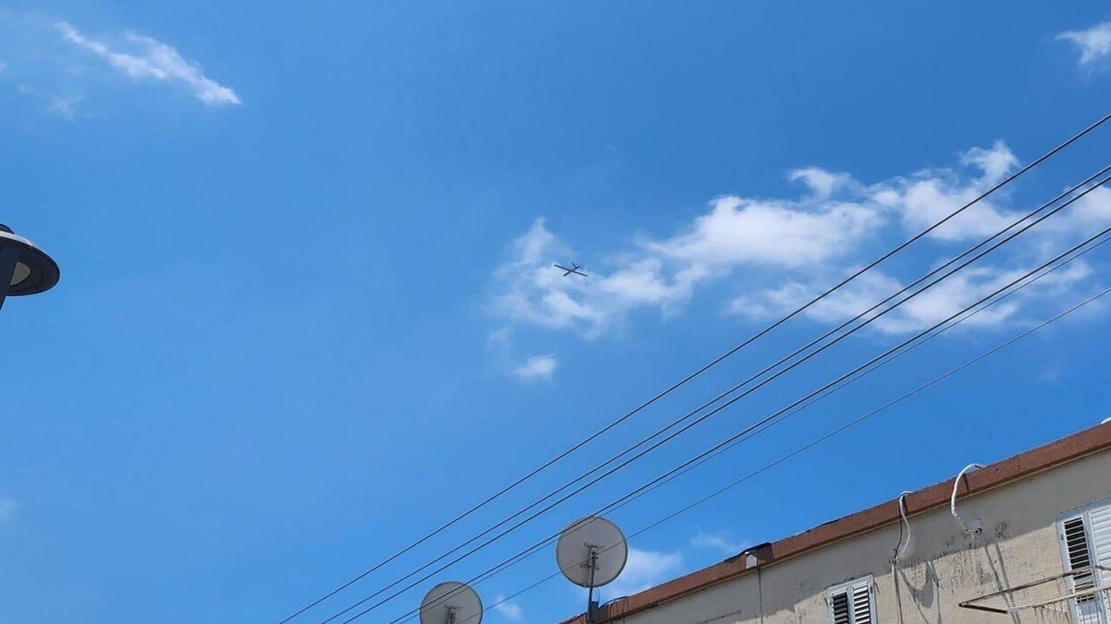 طائرة مسيرة تابعة لحزب الله في سماء مدينة نهاريا الإسرائيلية. / ynet