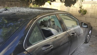 سيارة تضررت جزئيا بعد ما يُعتقد أنه نتيجة انفجار جهاز اتصال لاسلكي بداخلها، في مدينة صيدا الساحلية الجنوبية، لبنان، الأربعاء 18 سبتمبر 2024. / AP