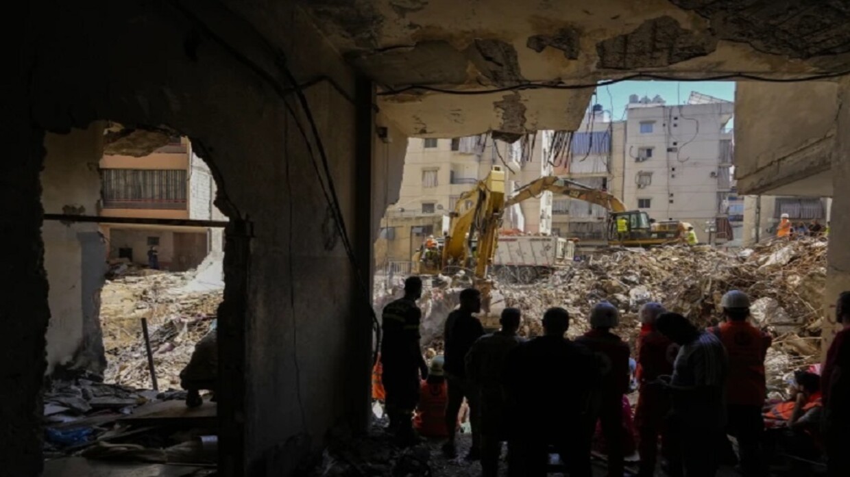 الجيش الإسرائيلي يدعو جنوده إلى الاستعداد بـ"قوة" لدخول معاقل حزب الله بعملية برية آثار القصف بيروت / AP