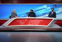 يرتدي مذيع تلفزيوني قناعا للوجه احتجاجا على الأمر الذي أصدرته طالبان بتغطية المذيعات وجوههن أثناء قراءتهن للأخبار على قناة TOLOnews، في كابل 22 مايو 2022 / AP